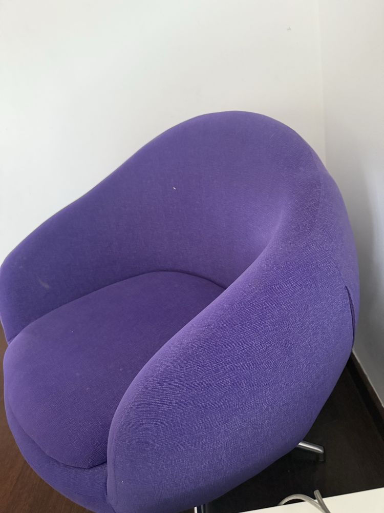 Cadeirão de tecido roxo.