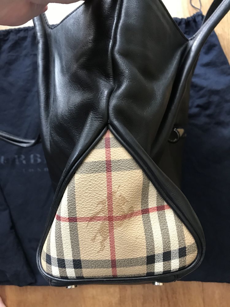 Czarna skórzana torebka Burberry do ręki • unikatowy wzór