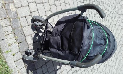 Używana spacerówka dziecięca, składana "jak parasol".