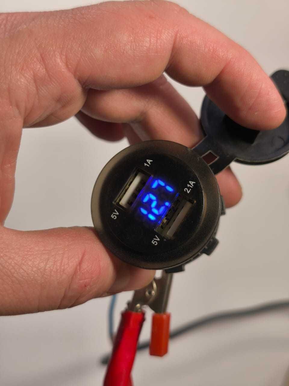 USB зарядка з вольтметром в авто, або прибори