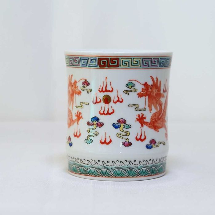 Caneca oriental decorada com um dragão
