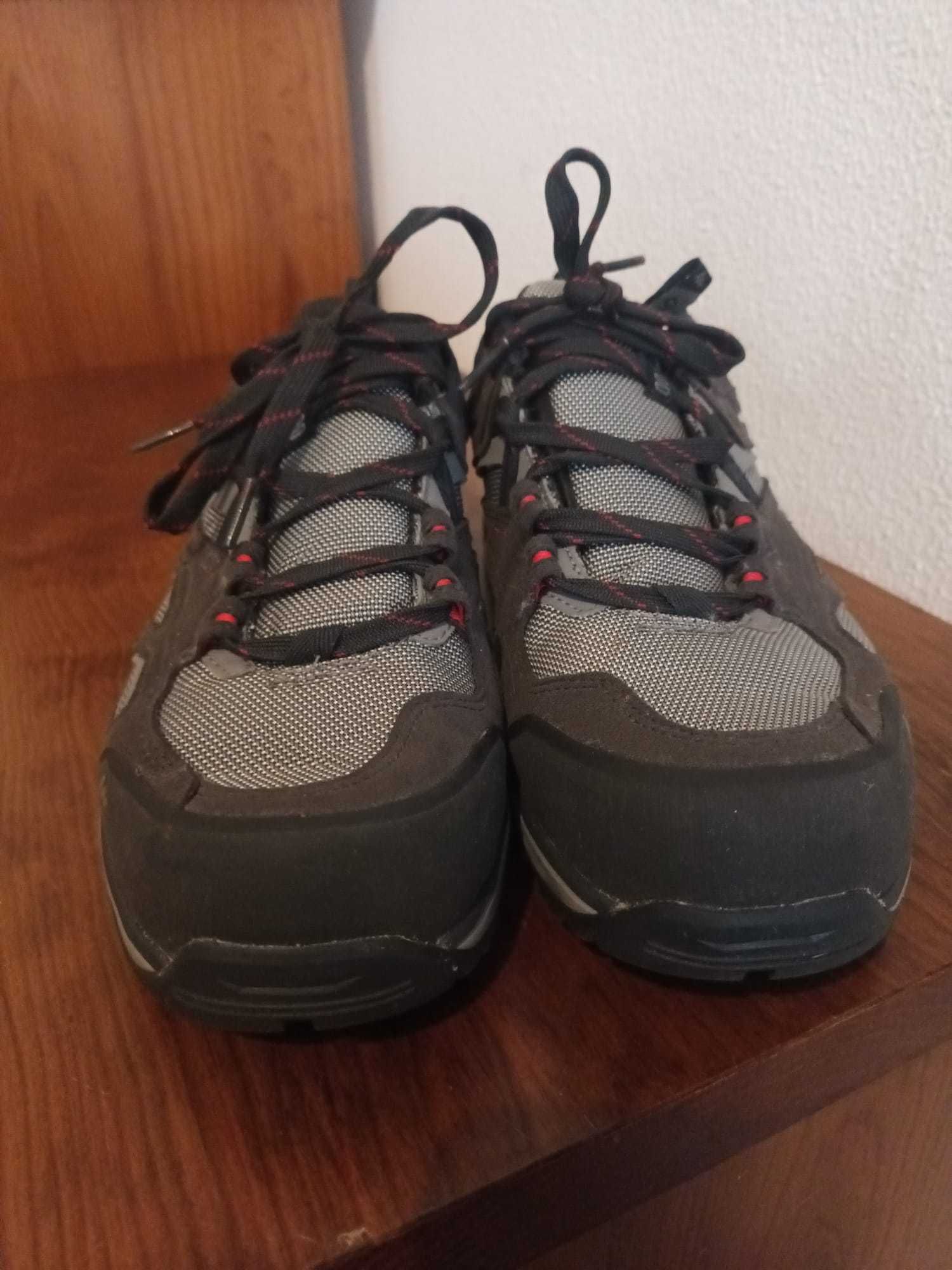 Sapatos Quechua como novos
