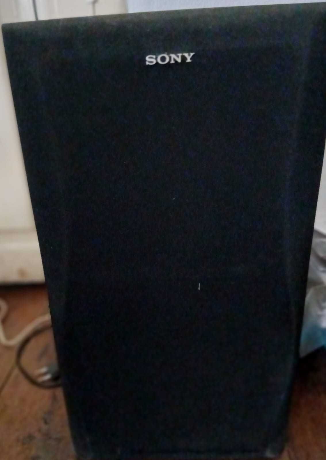 Um aparelho VHS PHILPS e uma aparelhagem de música  marca SONY