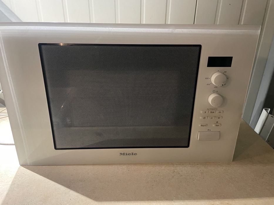 Мікрохвильова піч Miele M 8160-2