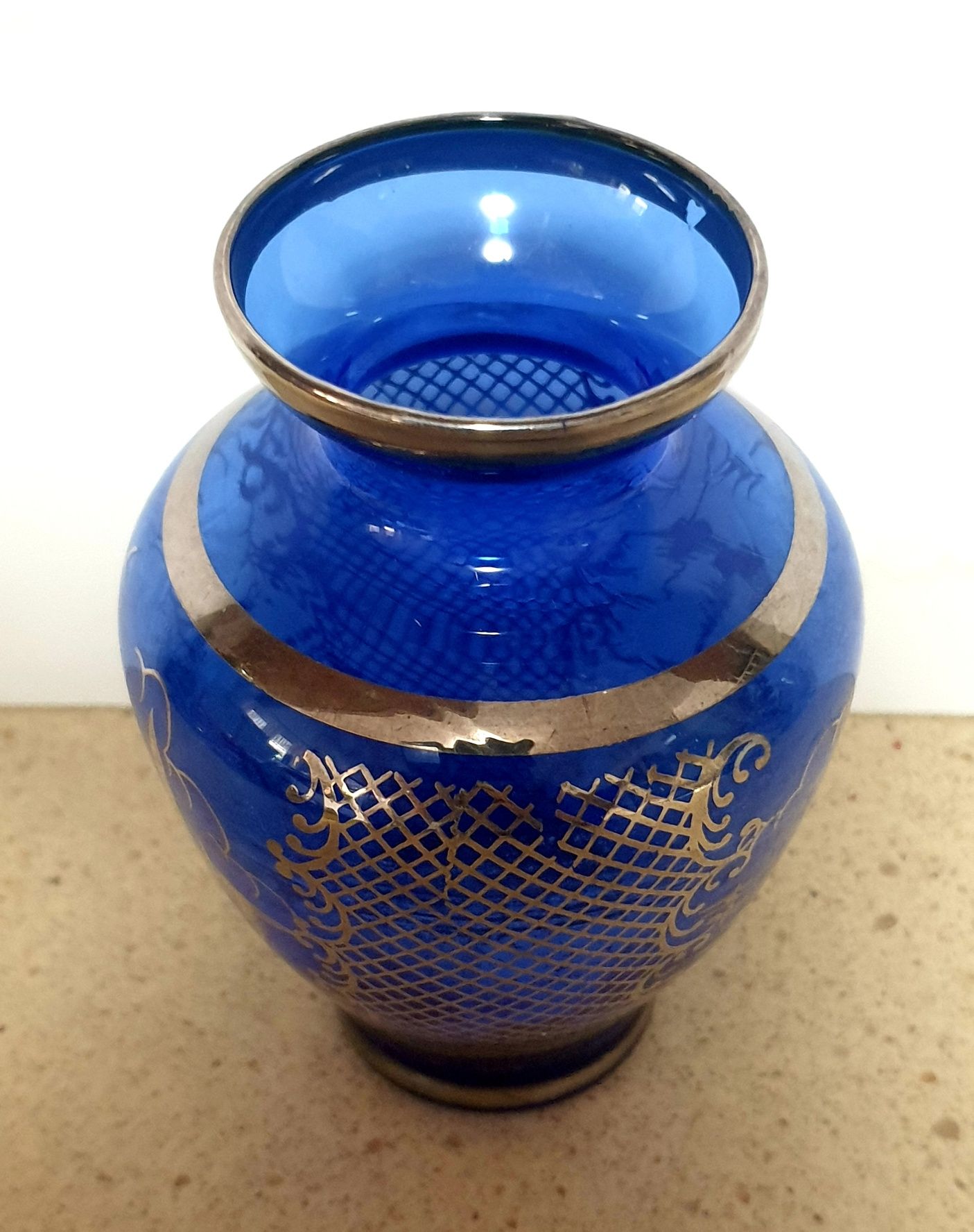 Pequena jarra veneziana vintage em vidro azul cobalto com prata