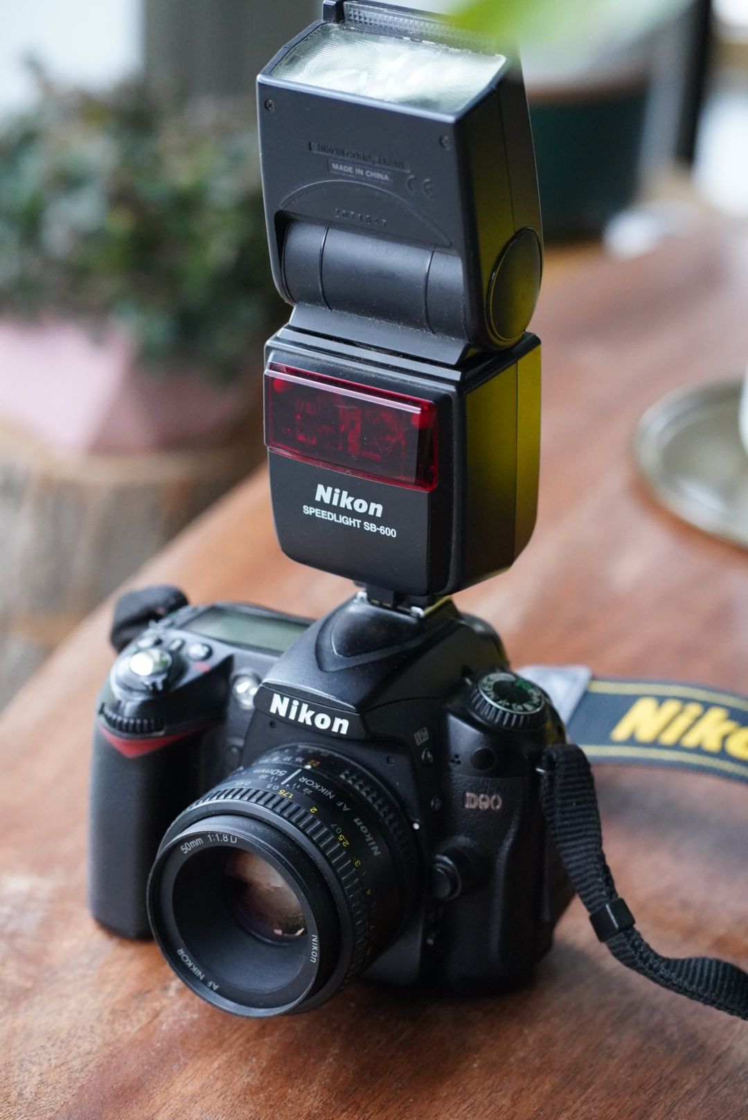 Nikon z D90 + obiektyw  50mm 1.8 + lampa Nikon SB600