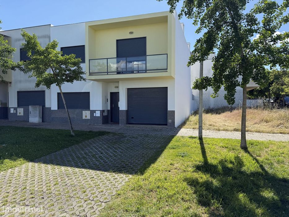 Vende-se vivenda T4 | com garagem | Sª António da Charneca | Barreiro