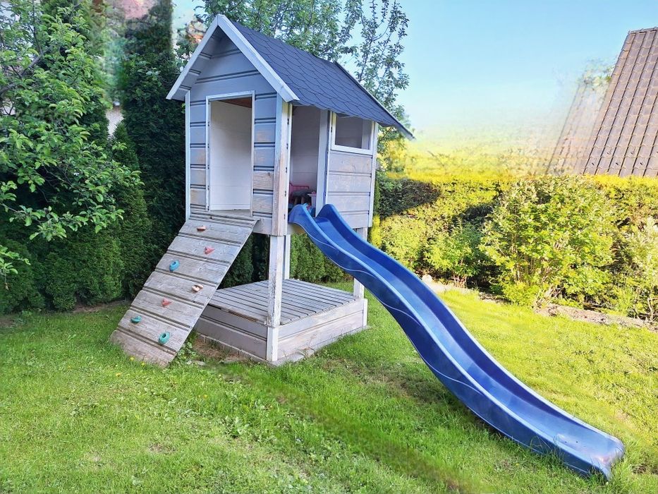 Domek ze zjeżdżalnią i piaskownicą plac zabaw
