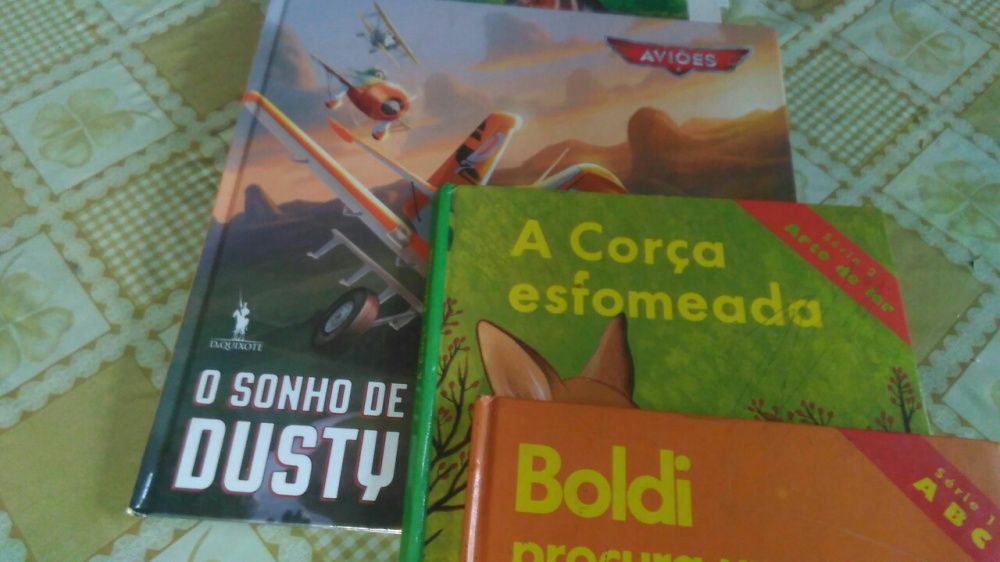 Livros infantis de capa dura