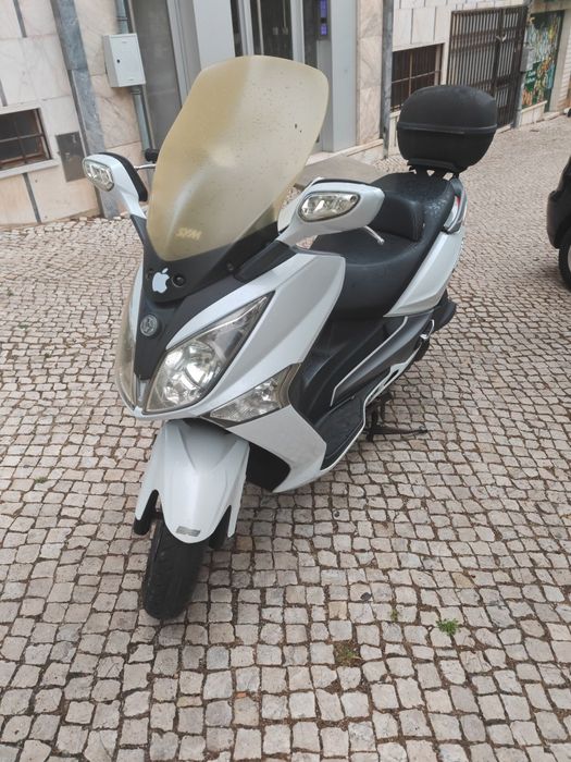 Mota Sym GTS 125i com baú traseiro