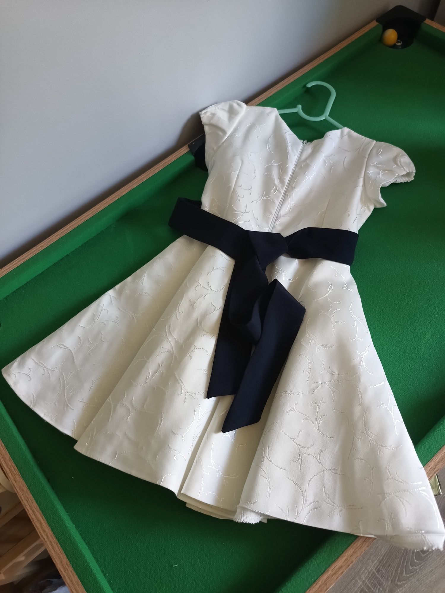Sprzedam piękną białą sukienkę z marynarką 110 cm