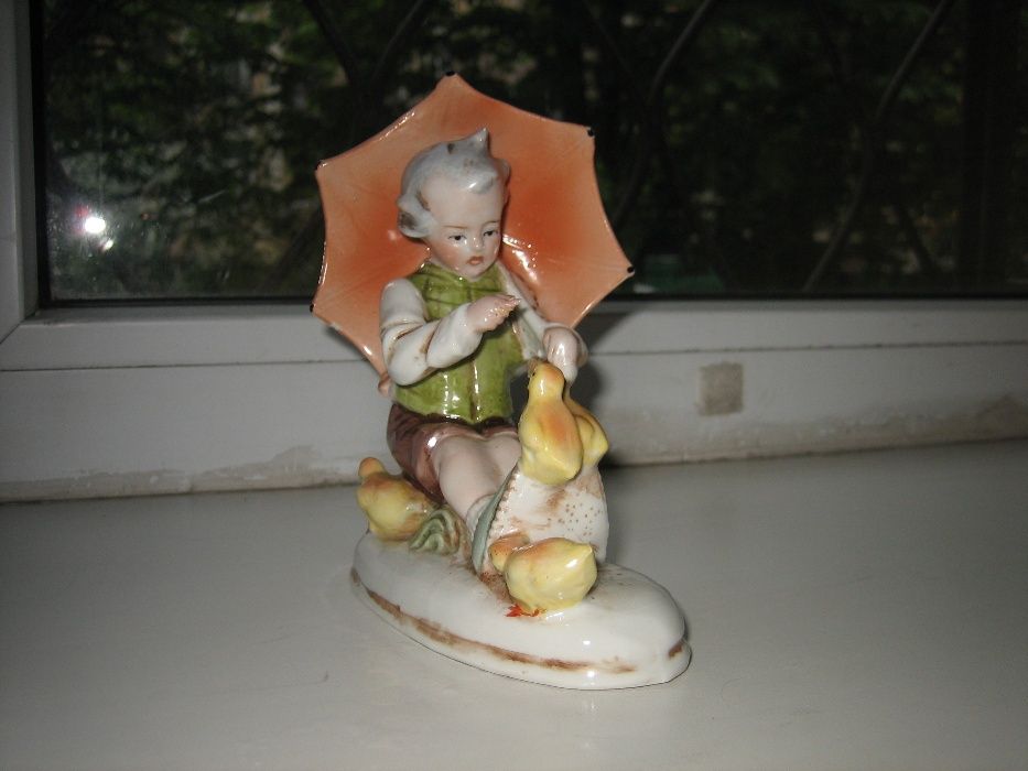Фарфоровая статуэтка "Мальчик с зонтом", ГДР.