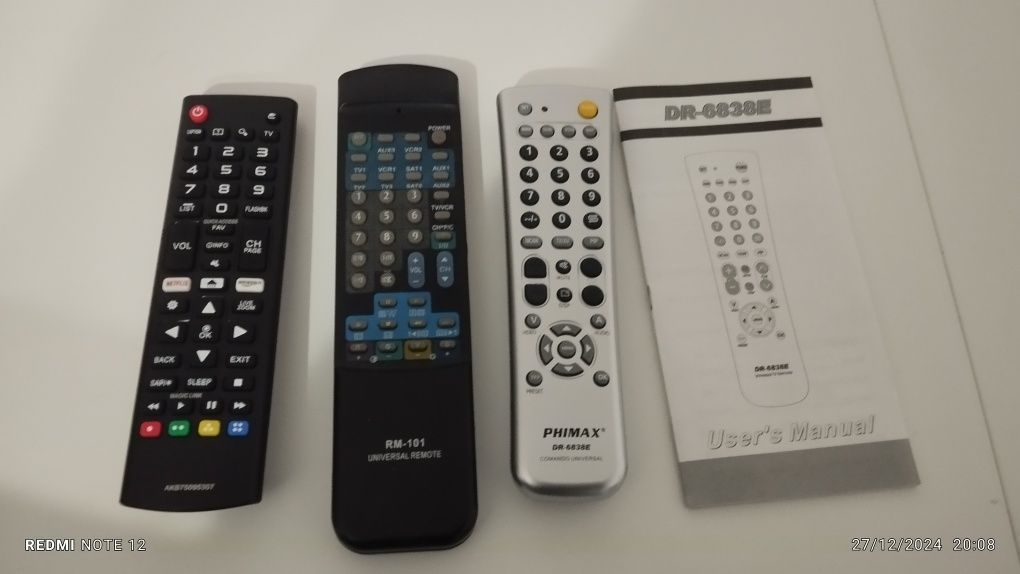 Vendo 3 comandos universais, cada um por 5 euros ou os 3 por 15 euros