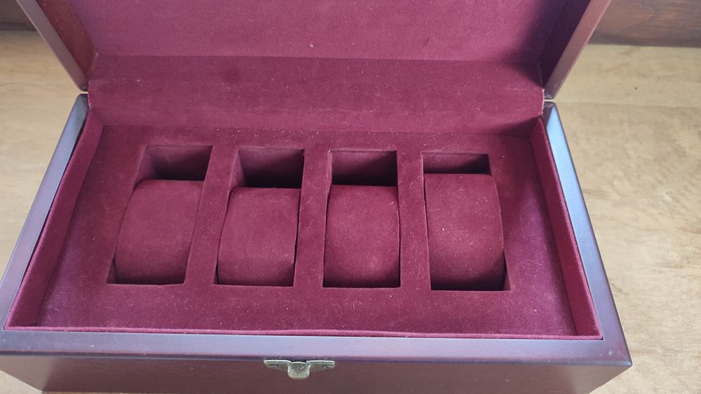 Caixa para quatro relógios