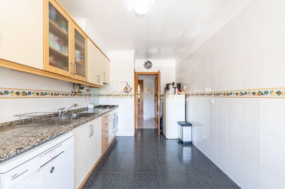 Apartamento Espaçoso em Santa Iria de Azóia com Vista para o Rio