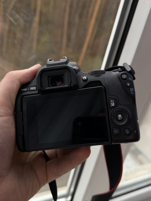 Продам майже новий Canon 250d