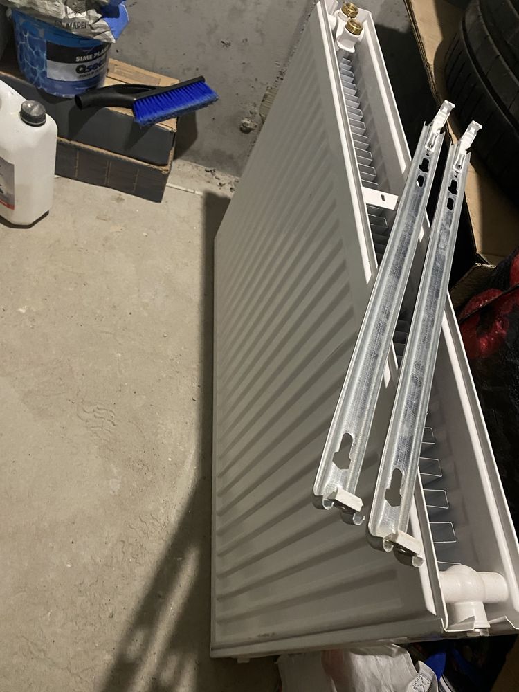 Grzejnik nowy 90 x60 x10 cm dwu żebrowy z uchwytami na sciane