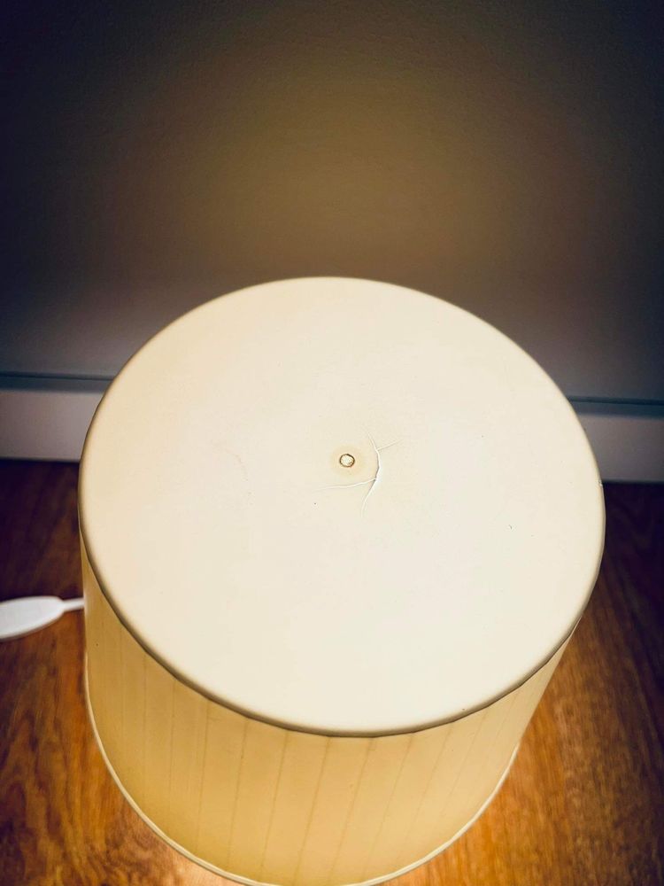 Biala lampka nocna stolowa z abazurem lampa