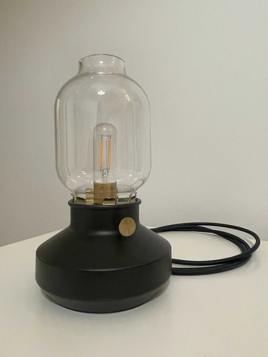 IKea, Candeeiro de mesa, tipo "lanterna" em preto.