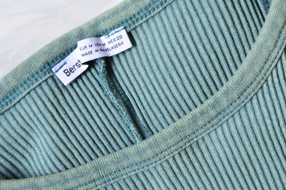 Зеленое облегающее платье миди в рубчик с воротником-борцовкой bershka