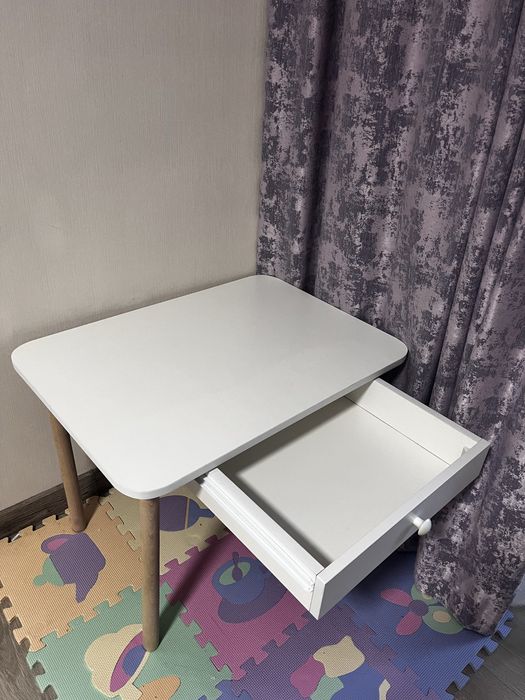 Дитячий стіл з стільчиком