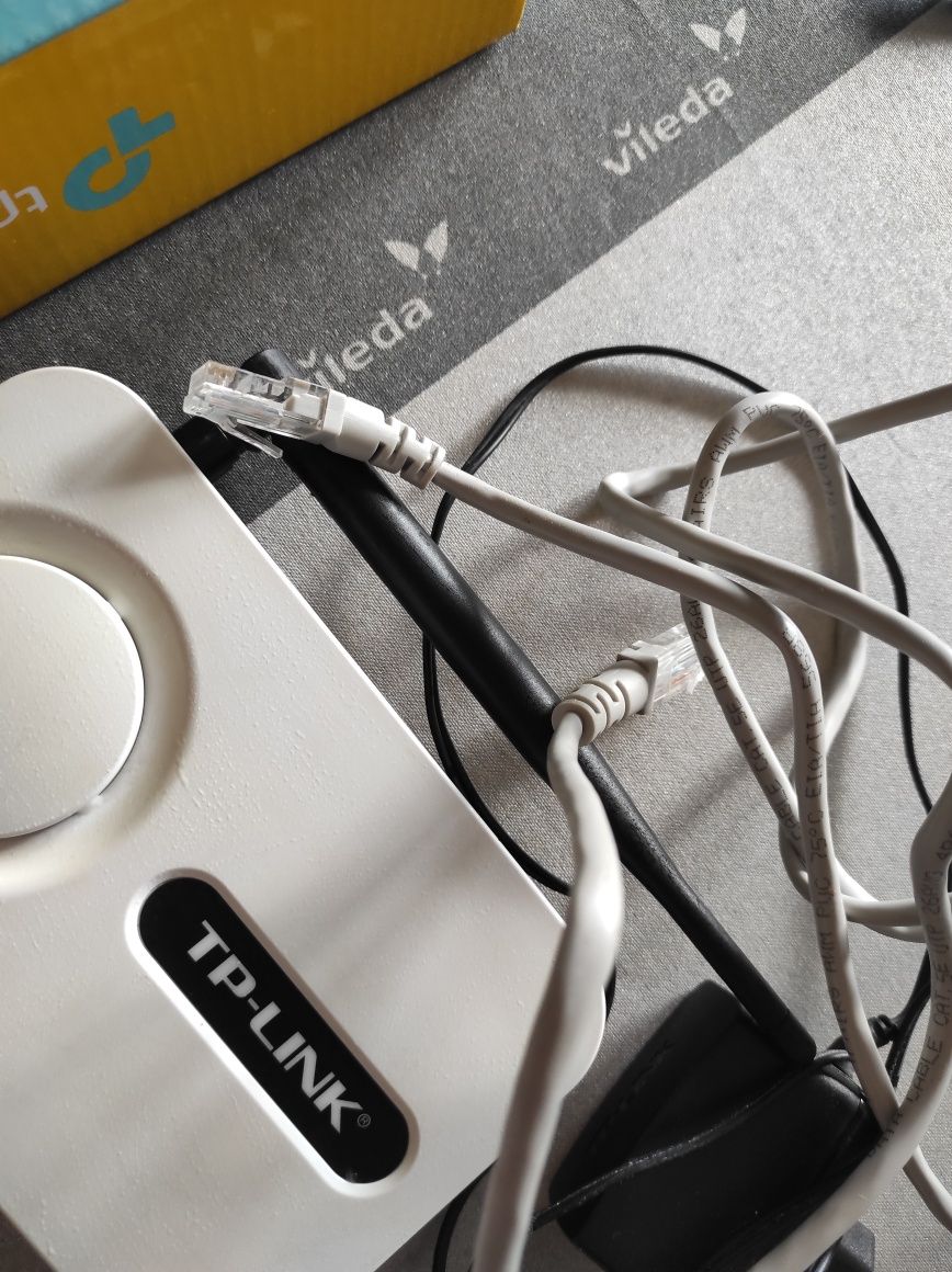 Ruter Wi-Fi TP-Link z ładowarką+ kabel