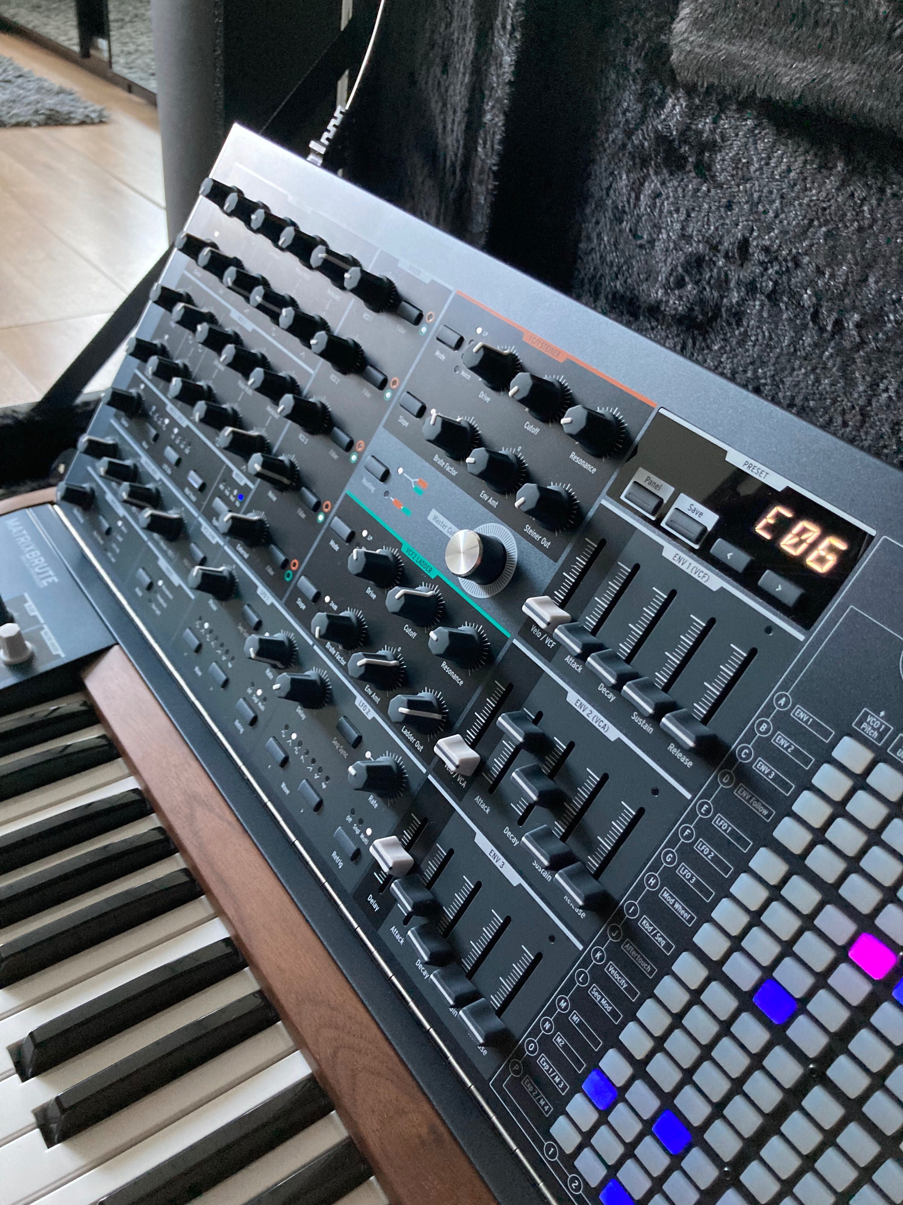 Arturia MatrixBrute + Flight Case (jak nowy, używany kilkadziesiąt h)