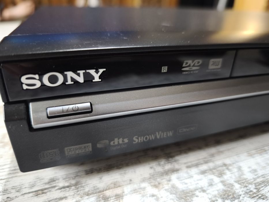 Nagrywarka DVD Sony RDR-HX650 wraz z oryginalnym pilotem.