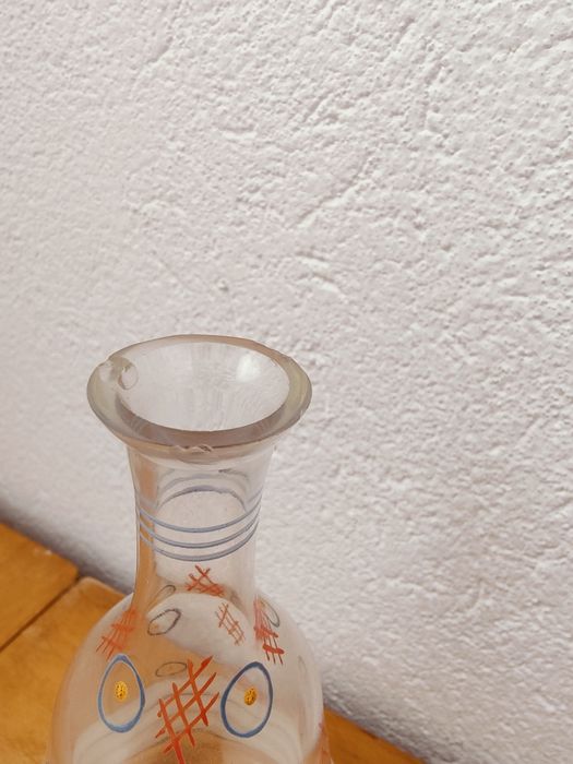 Karafka szklana malowana w motyw geometryczny PRL