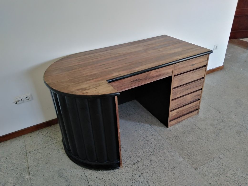 Mesa de escritório em madeira