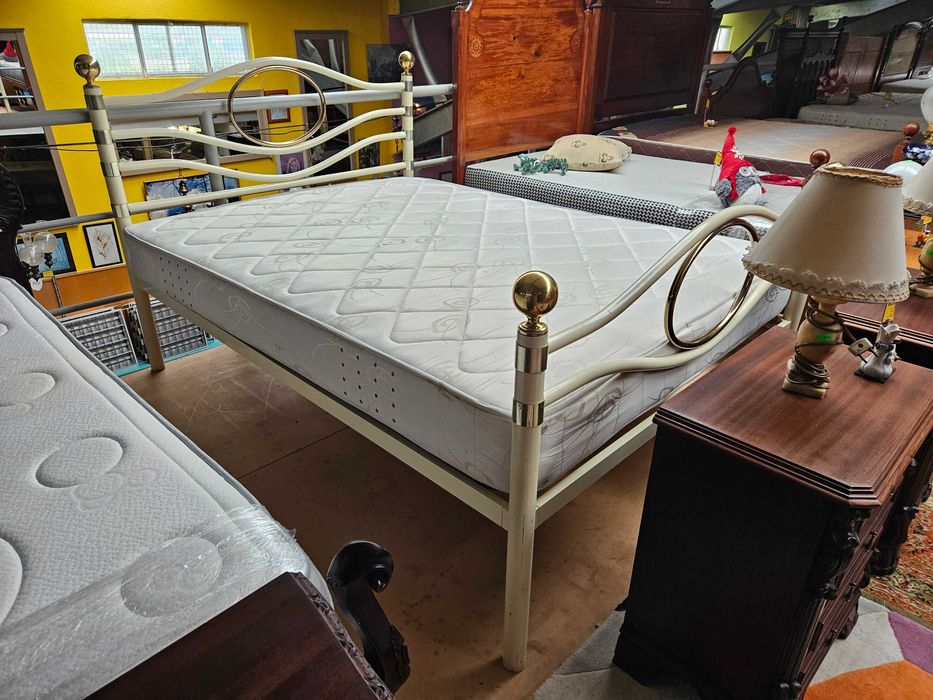 Cama em ferro com estrado e colchão - Bom estado geral