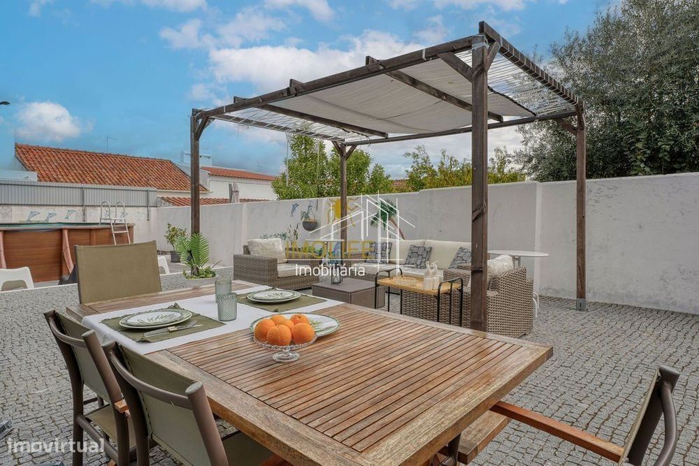 Excelente Moradia com dois pisos no centro do Vimieiro