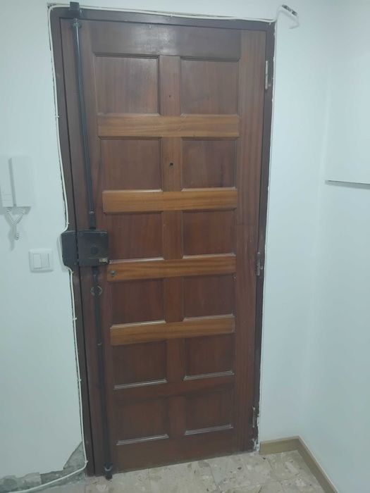 Porta de entrada usada de madeira com 3 chaves