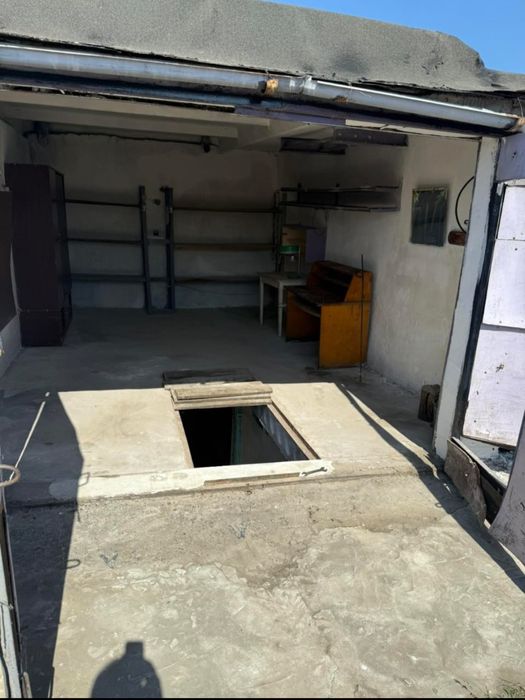 Гараж з цегли, з підвалом