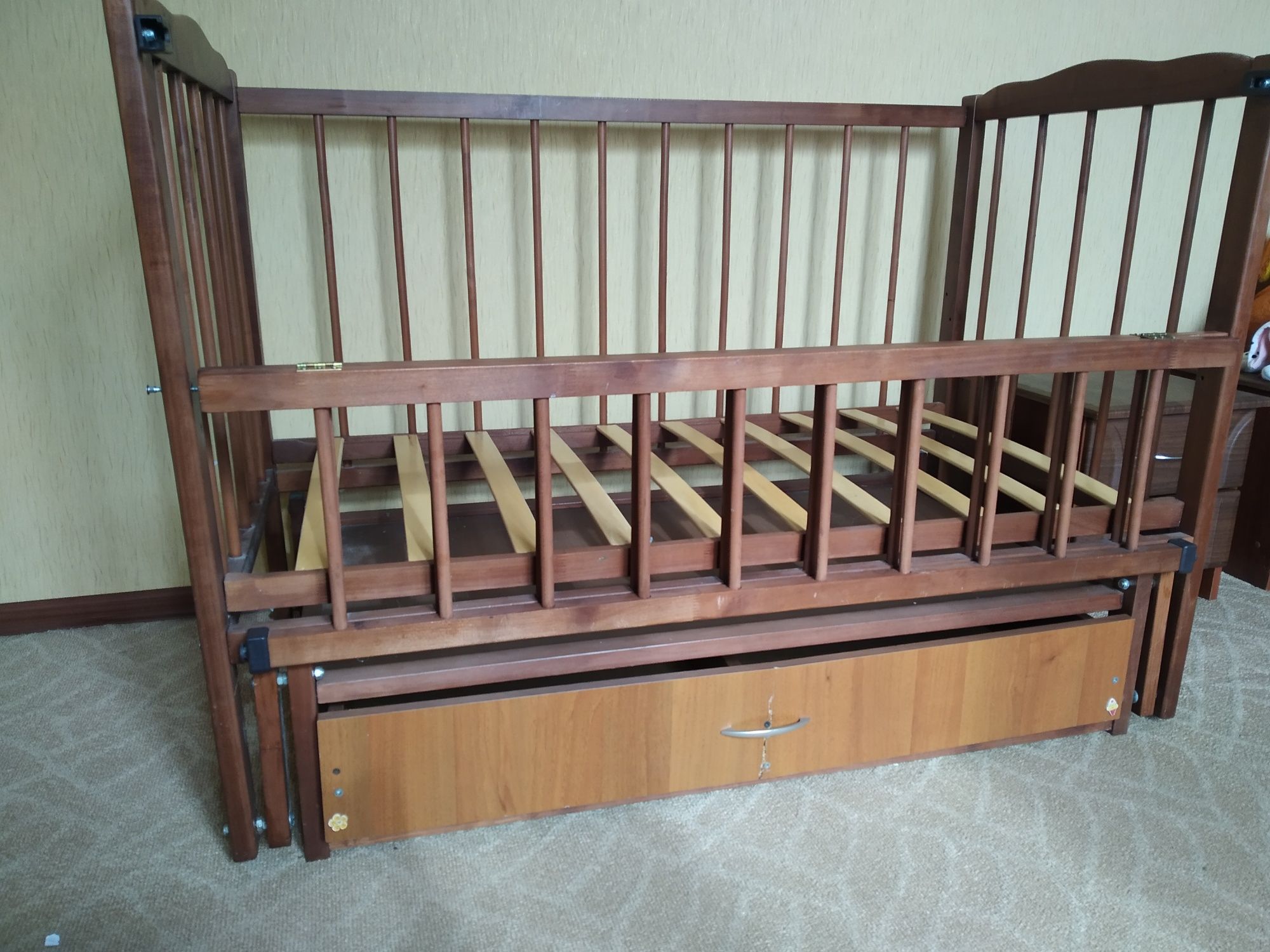 Дитяче ліжко ліжечко маятниковий механізм