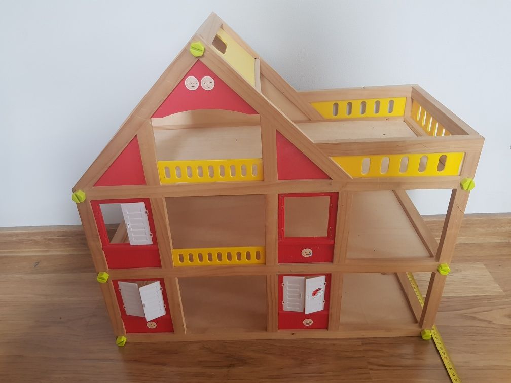 Drewniany domek dla lalek. Zabawka