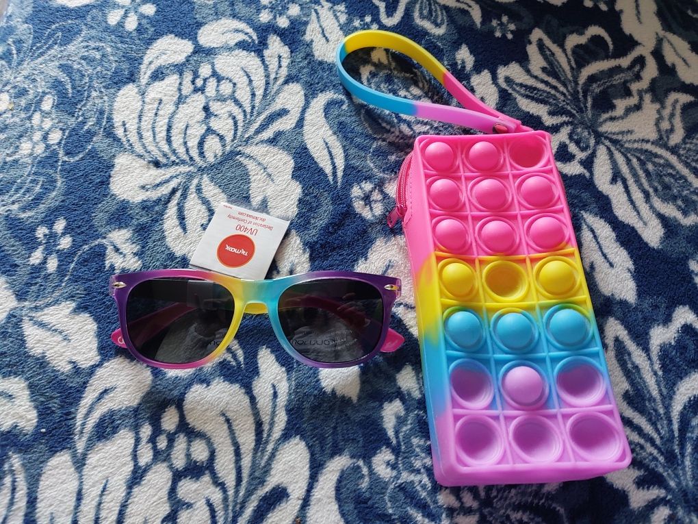Nowe okulary przeciwsłoneczne dziewczynka