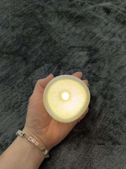 Śliczna brokatowa świeca na baterie w kolorze białym, aaa