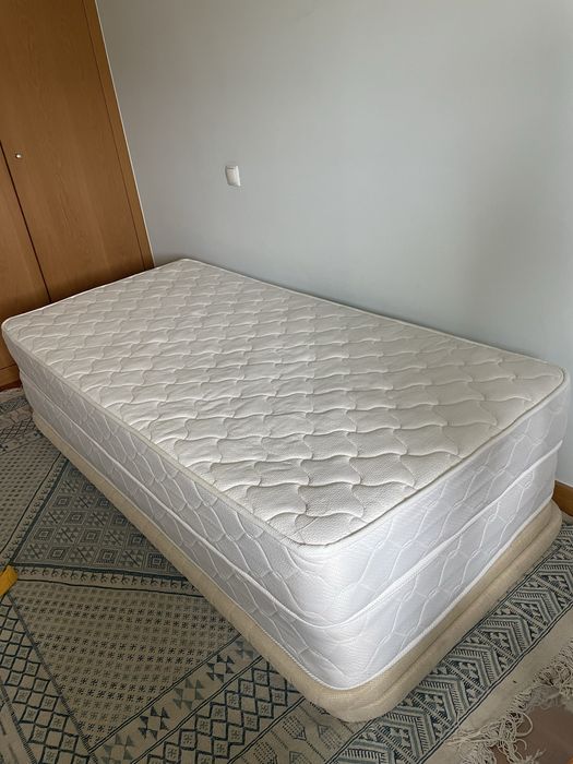 2 camas individuais (estrado e colchão)