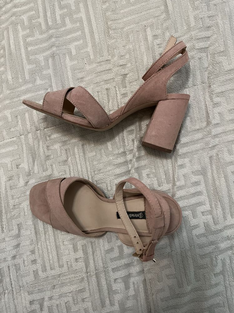 Sapatos rosa Stradivarius