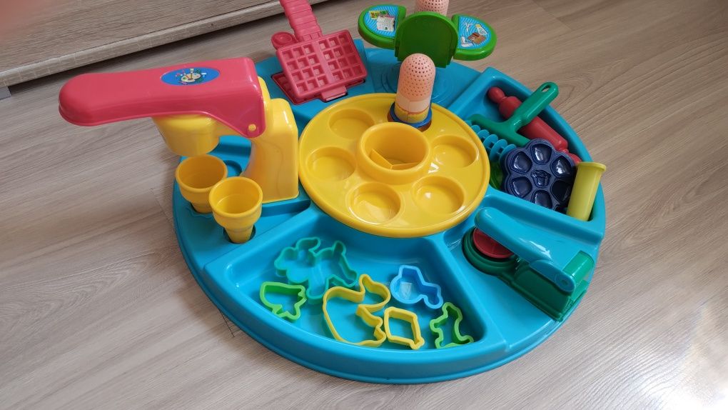 Stoliczek do zabawy ciastoliną PlayDoh