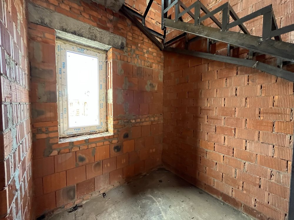 Продаж 2 поверхового таунхаусу з усіма центральними комунікаціями.