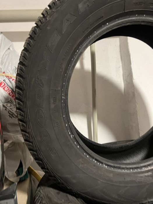 Продам комплект Зима 215/65R16  маленький пробег без латок шишек