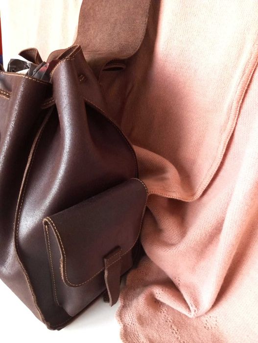 Mochila artesanal, em couro genuíno