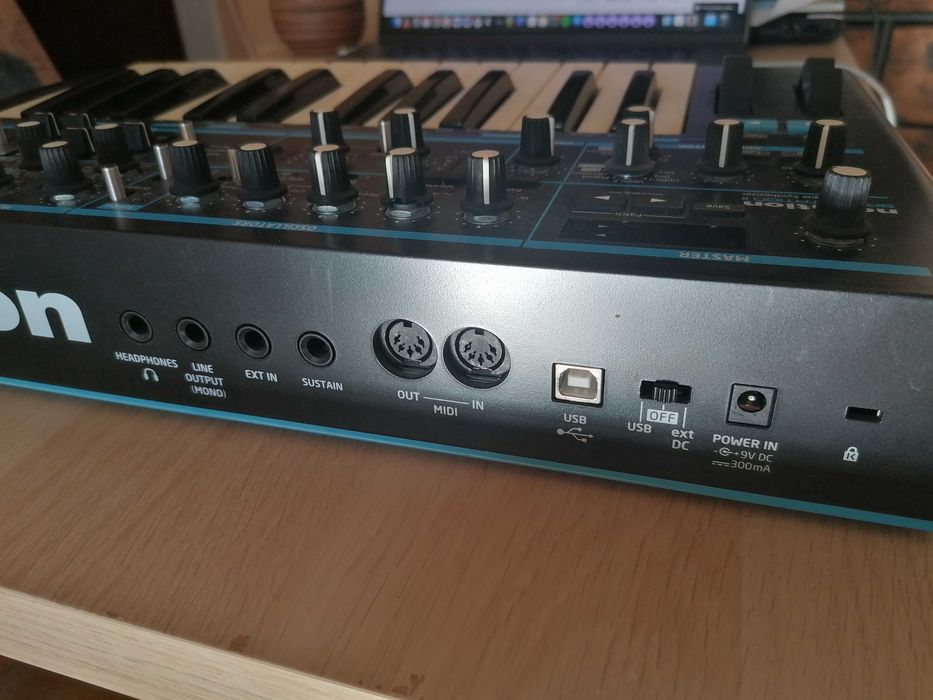 Novation Bass Station - Analogowy Syntezator Mono/Parafoniczny AFX