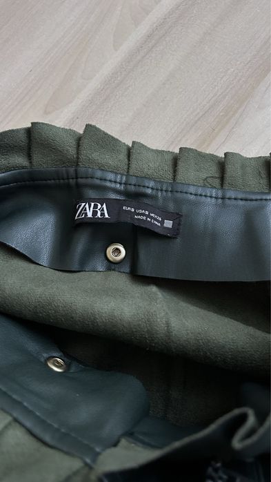 Спідниця Zara.