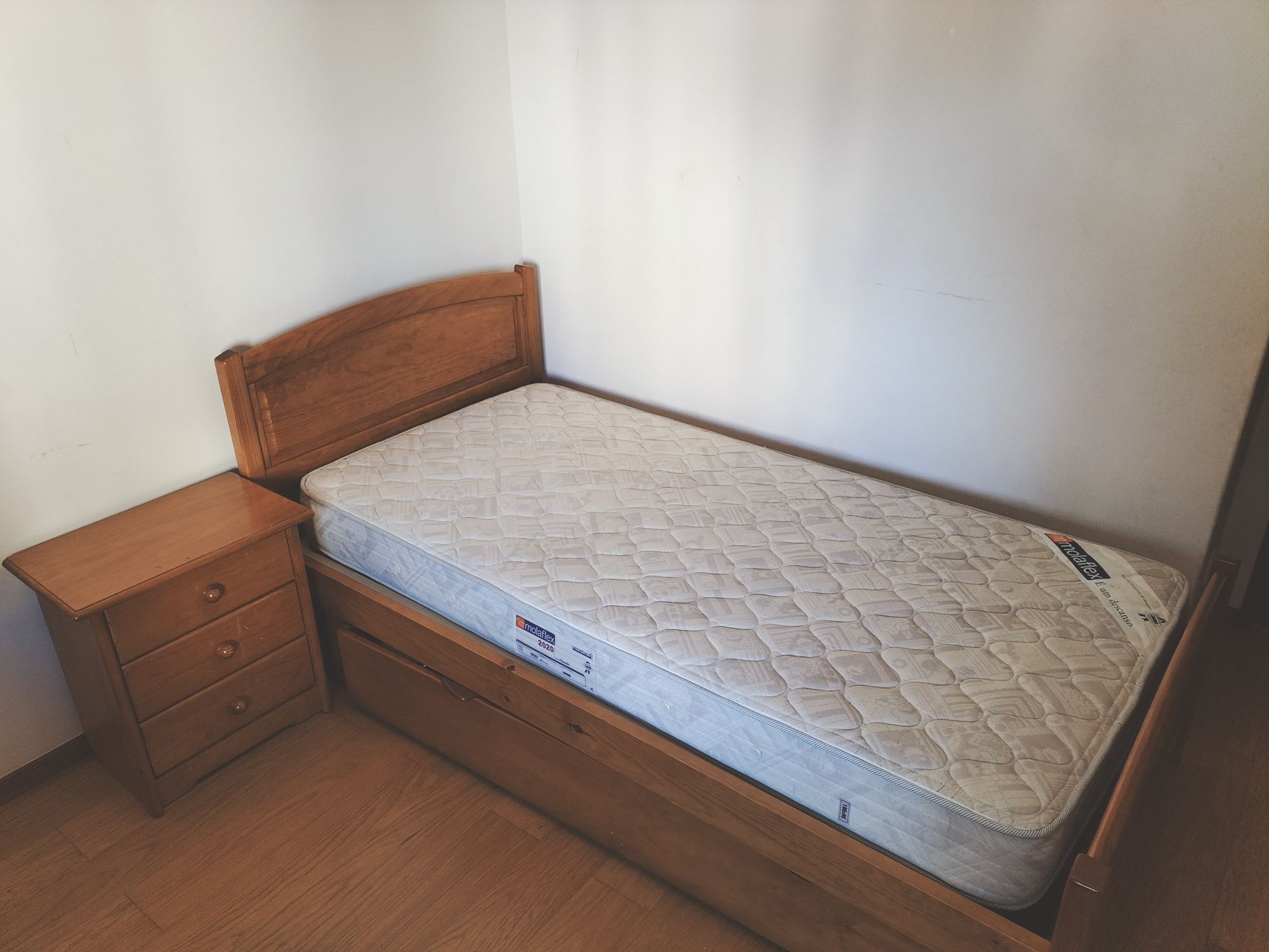 Cama, colchão, mesinha de cabeceira e 2 armários