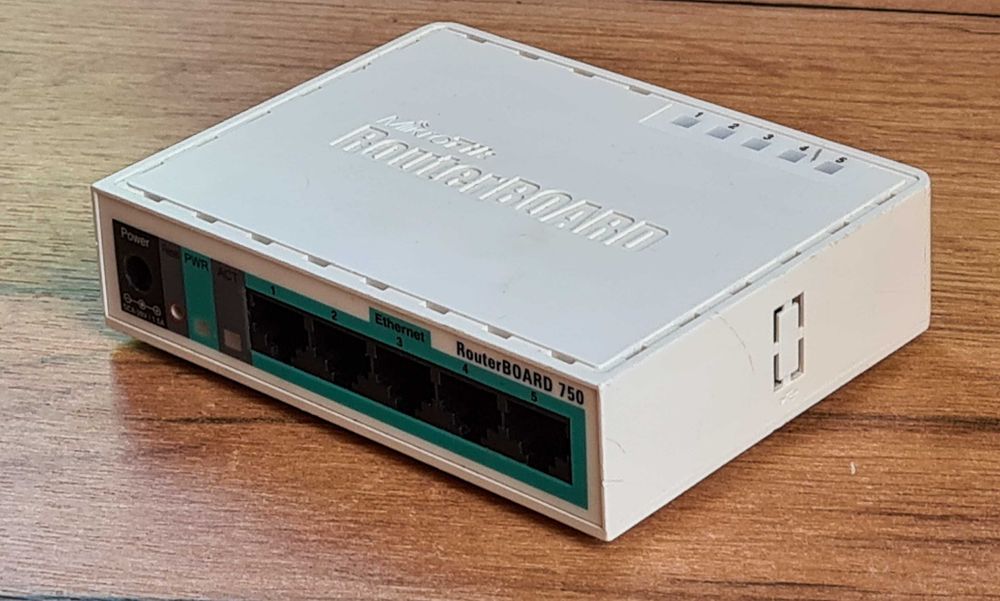 MikroTik RouterBOARD RB750 5xLAN Fast Ethernet, компактний роутер