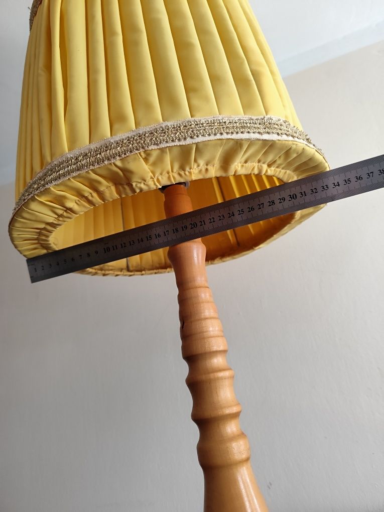 Elegancka lampa nocna stojaca biurowa z żółtym plisowanym abażurem PRL