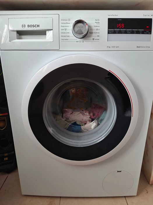Máquina de Lavar Roupa Bosch 8Kg VarioPerfect Serie 4 1200RPM